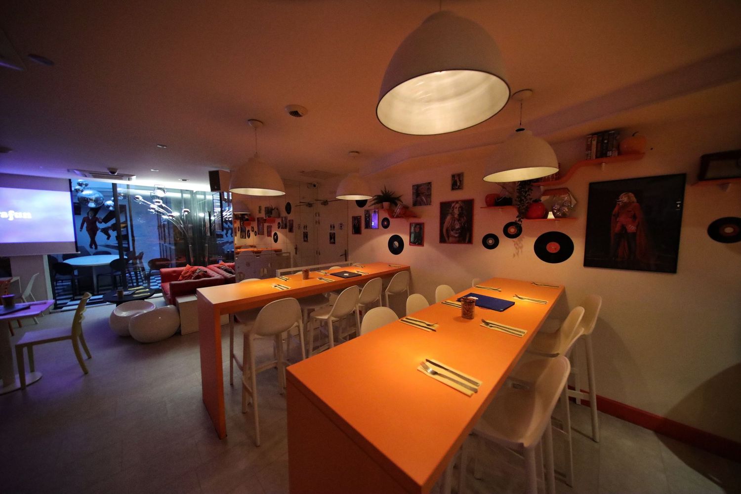 Photographie d’un espace professionnel prise sur site, en lumière naturelle, avec un cadrage pensé pour valoriser l’aménagement du lieu