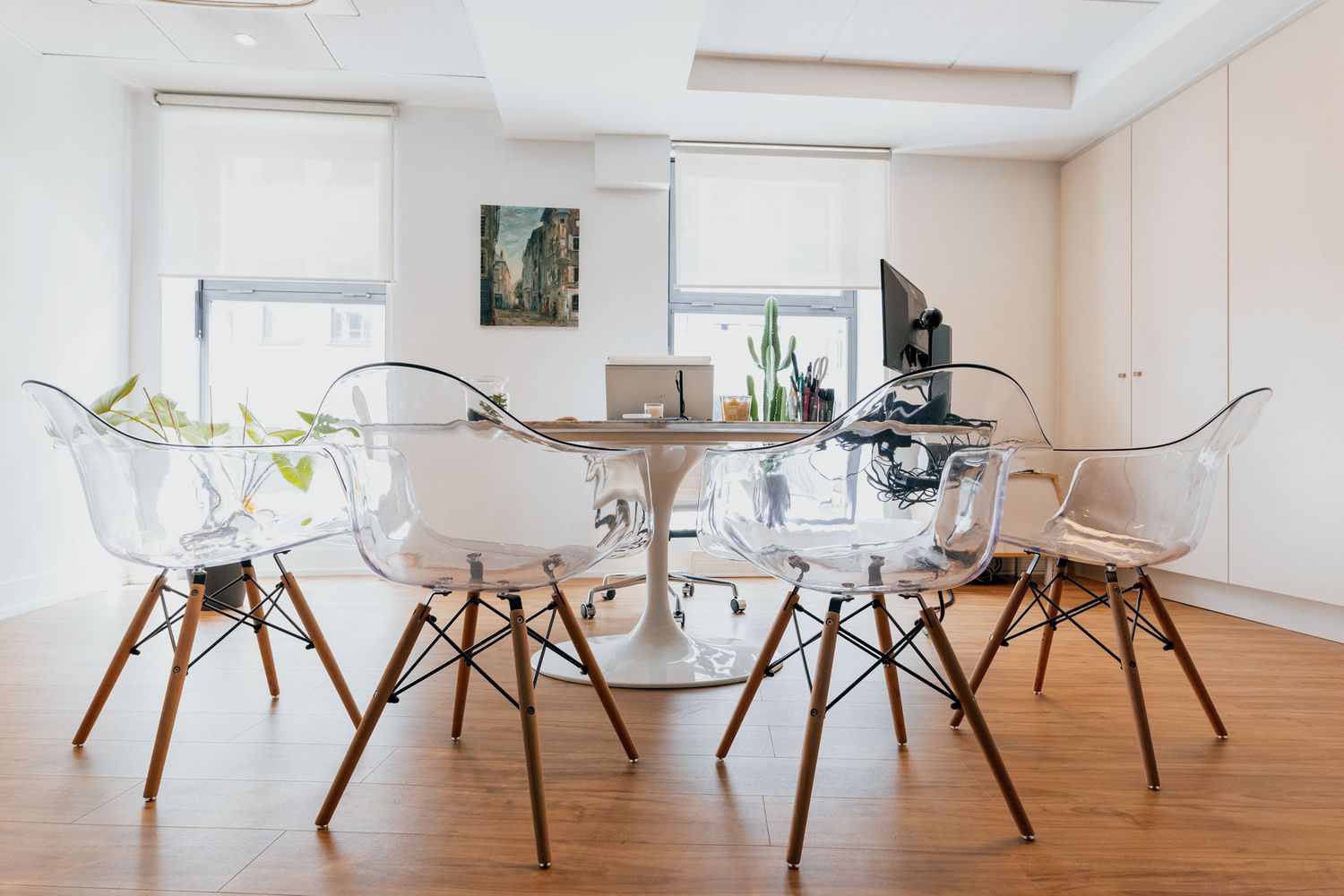Photographie d’un espace professionnel prise sur site, en lumière naturelle, avec un cadrage pensé pour valoriser l’aménagement du lieu