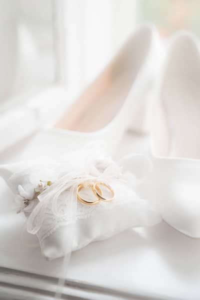 Brautschuhe davor liegt das Ringkissen mit den Hochzeitsringen, Hochzeitsfotograf Krems, Wien, Wachau