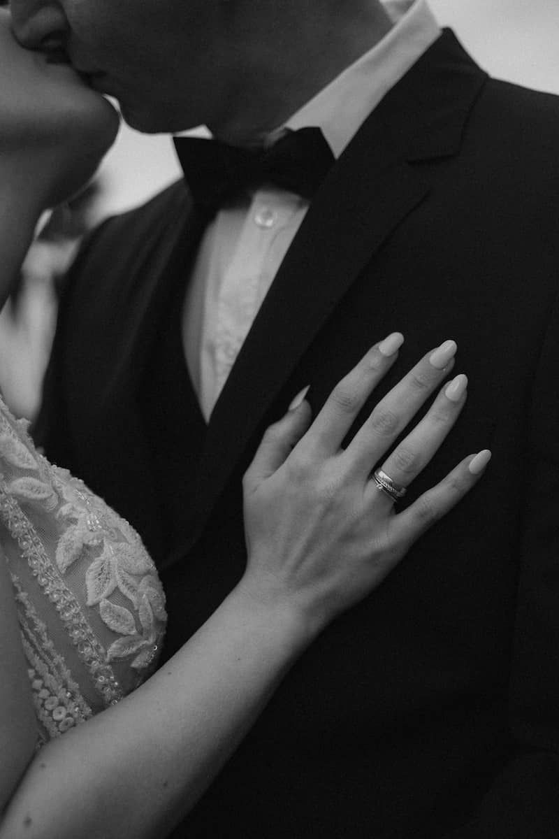 Elopement-Fotografie in Wien: Brautpaar küsst sich, Braut legt die Hand mit Verlobungsring auf die Brust des Bräutigams