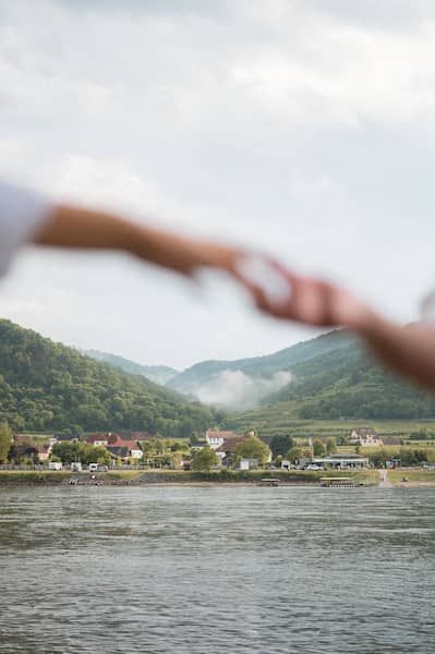 Paar versucht sich die Hände zu reichen - sie berühren sich mit den Fingerspitzen.