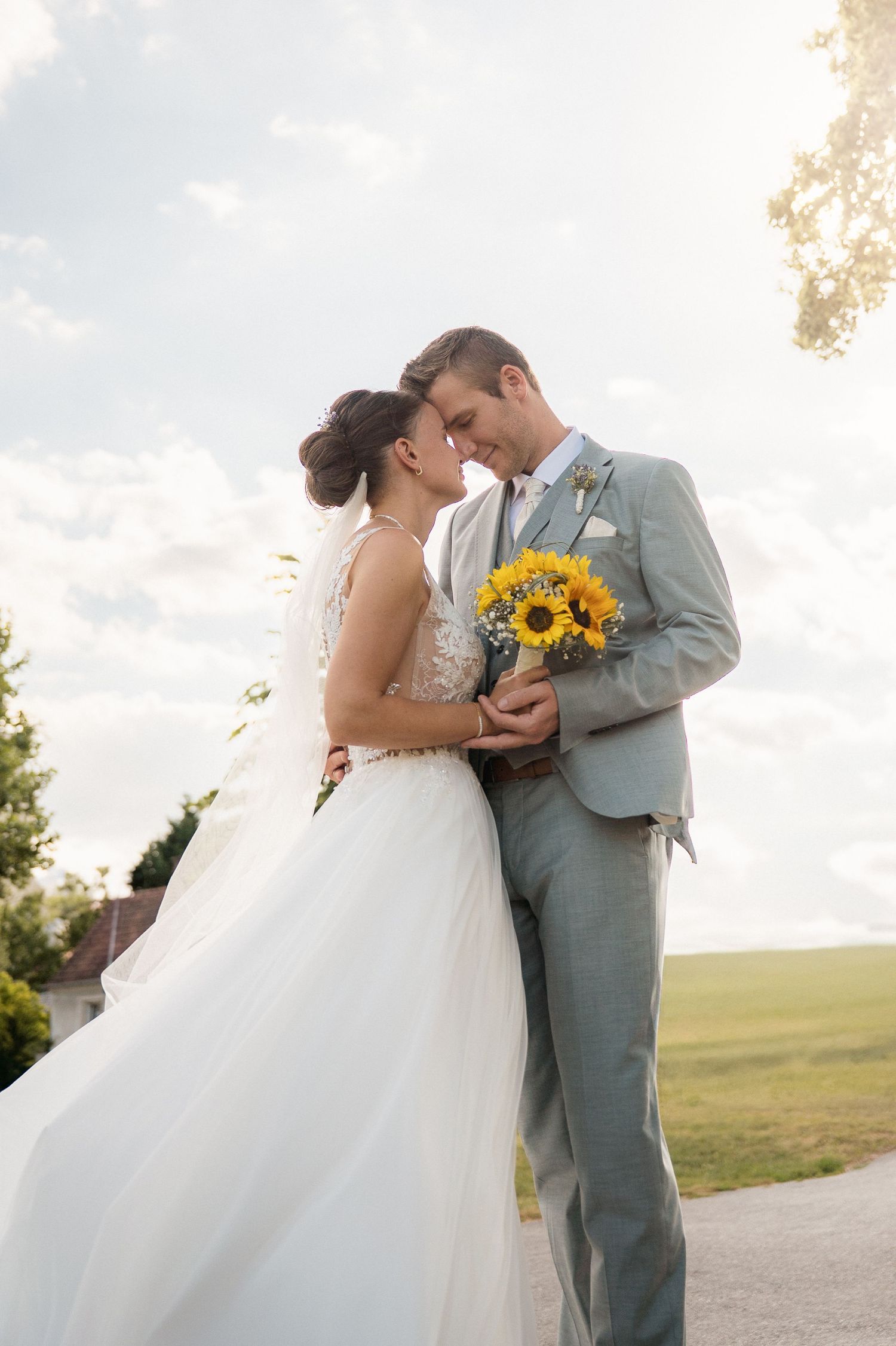 Hochzeit Zistersdorf Niederösterreich, Julia & Ruan eng beieinander stehend, die Stirn aneiandergelegt