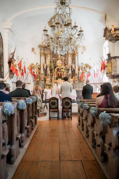 Eine Hochzeit in der Pfarrkirche Maria Kumitz. Das Brautpaar sieht man von hinten.