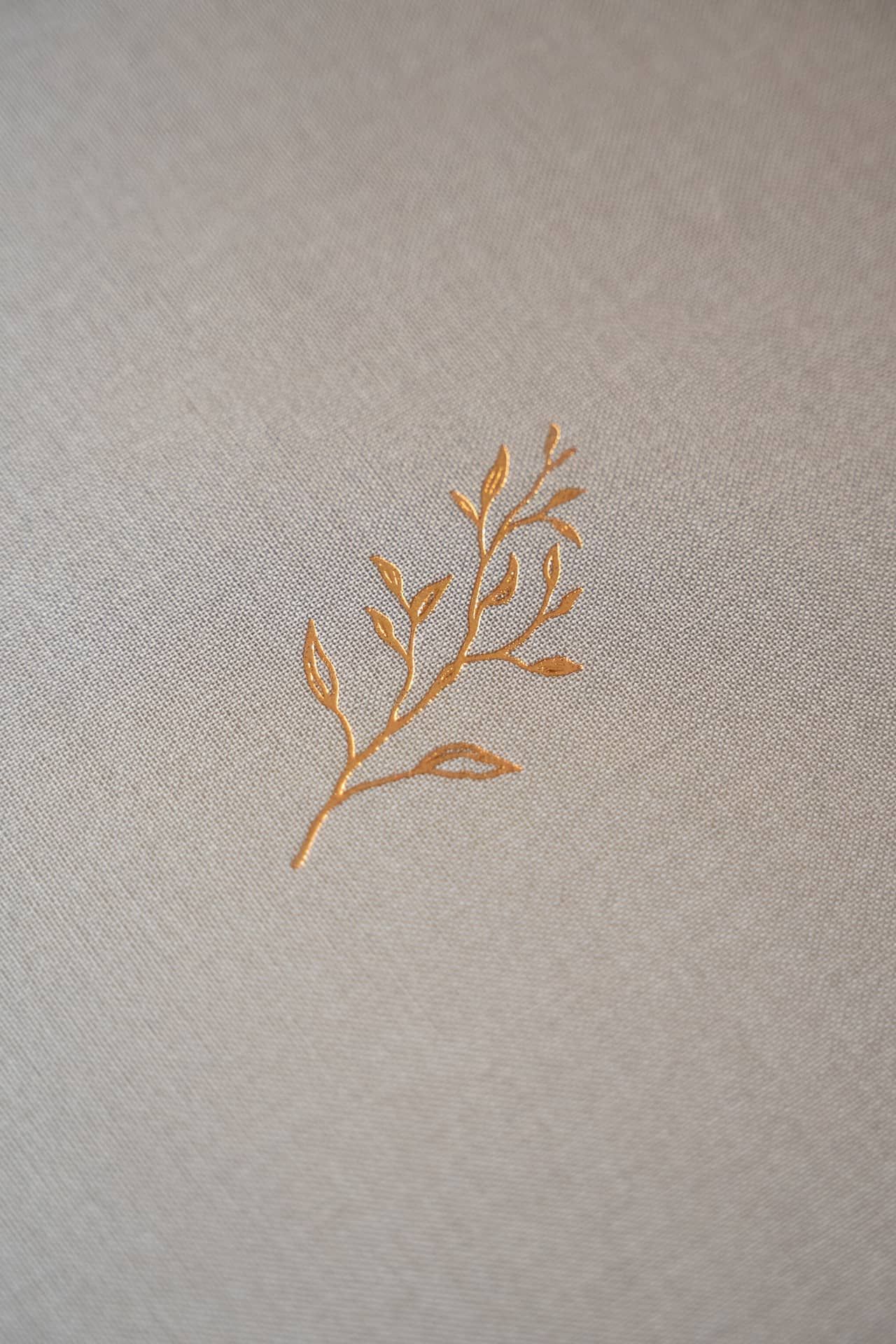 Hochwertiges Hochzeitsbuch: Das Cover lässt sich mit einer Prägung oder Gravur individuell gestalten.