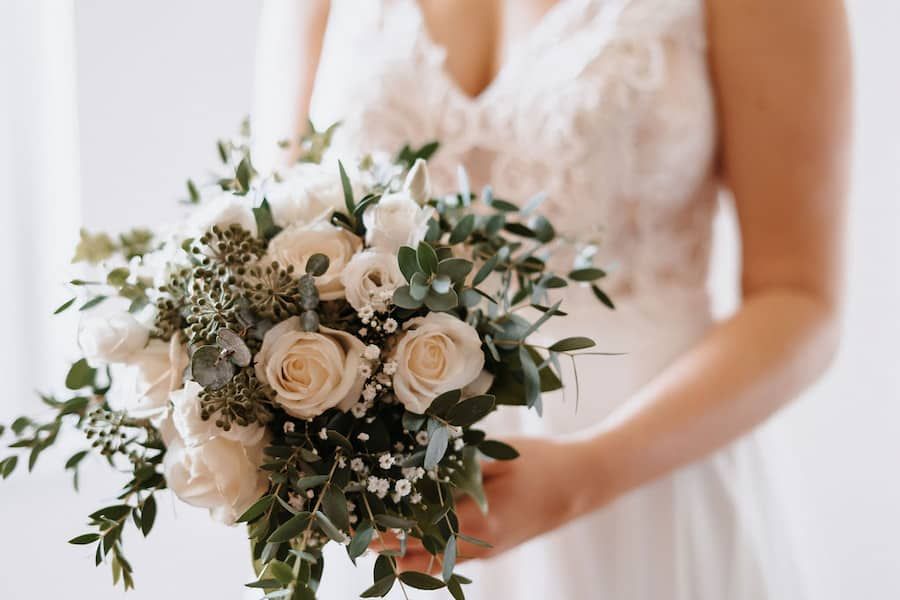 Hochzeitsfotografie in Niederösterreich: Braut hält ihren Brautstrauß