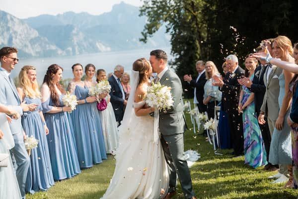 Auszug nach der Trauung vorm Schloss Traunsee