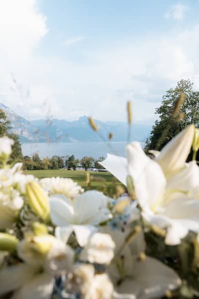 weißer, zeitloser, eleganter Blumenschmuck mit Traunsee im Hintergrund.