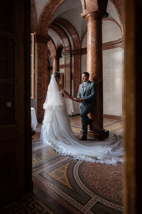 Braut und Bräutigam beim First Look im Schloss Traunsee