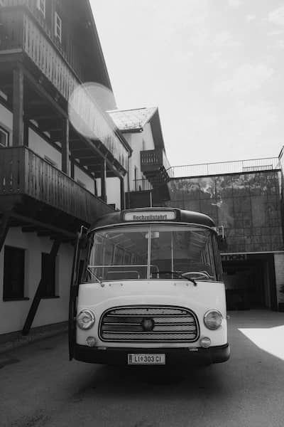 Schwarz-weiß-Foto von einem Oldtimerbus