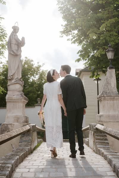 Hochzeitsfotografie in Niederösterreich: Brautpaar küsst sich im Kaisers Hof in Straß