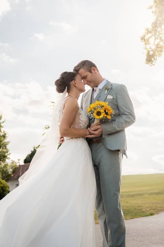 Hochzeit Zistersdorf, Niederösterreich, Julia & Ruan eng beieinanderstehend, die Stirn aneinandergelegt