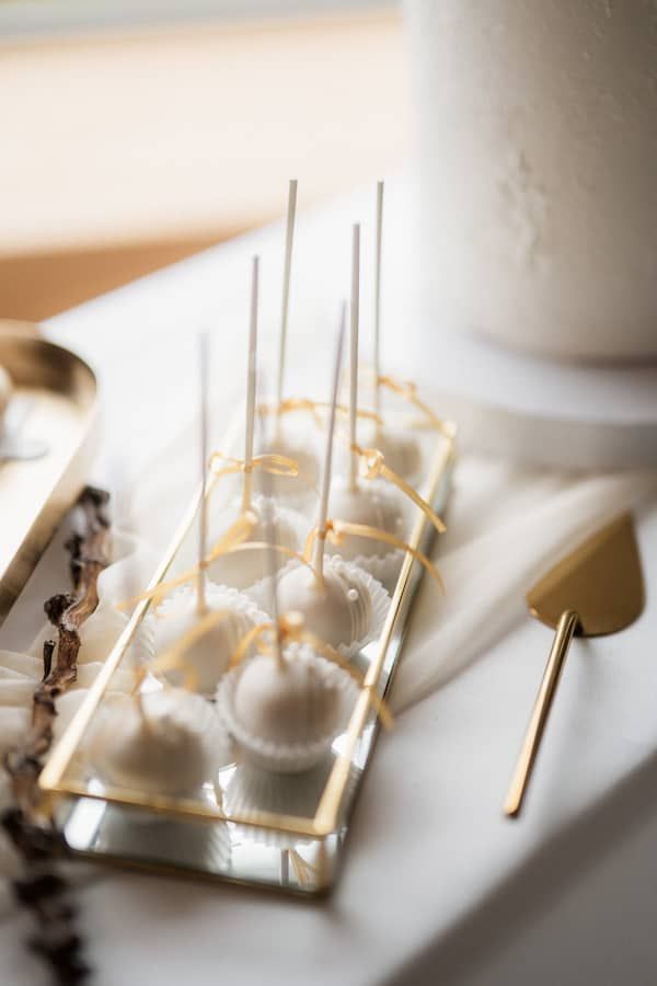 Cakepops als Hochzeitsdessert. Daneben die Hochzeitstorte.