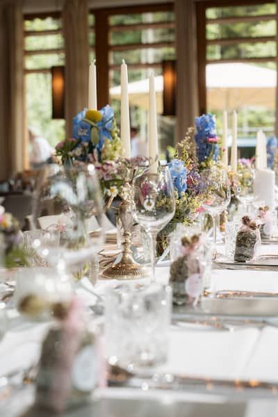 Foto des Tablesettings einer Hochzeit in der Kohlröselhütte am Ödensee.