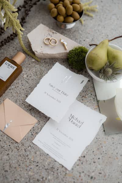 minimalistisches, elegantes Flatlay mit grünem Obst und natürlichen Materialien we Moos und Pflanzen