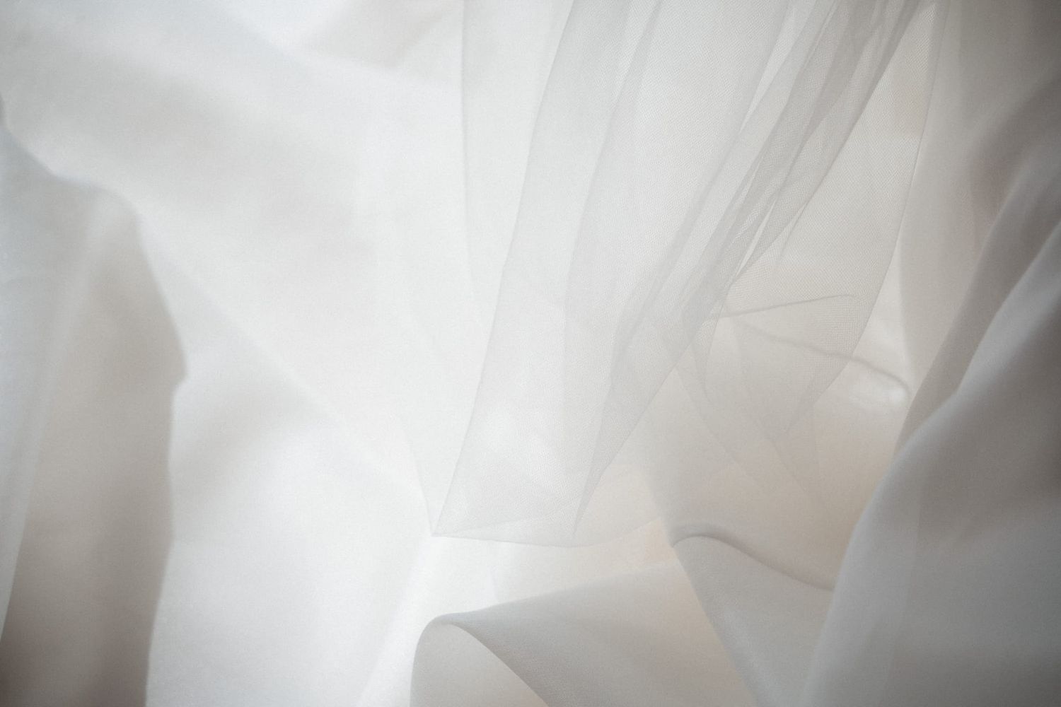 Stoff eines Brautkleides in Nahaufnahme