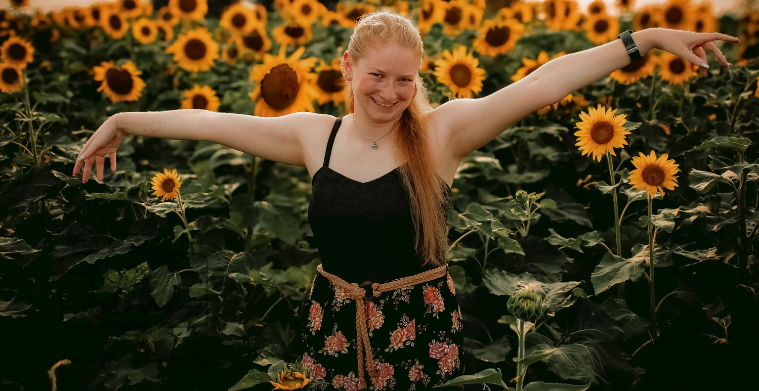 Lisa Graf Photography provides mini-sessions for unique locations year-round. In July, you can book a sunflower mini .
