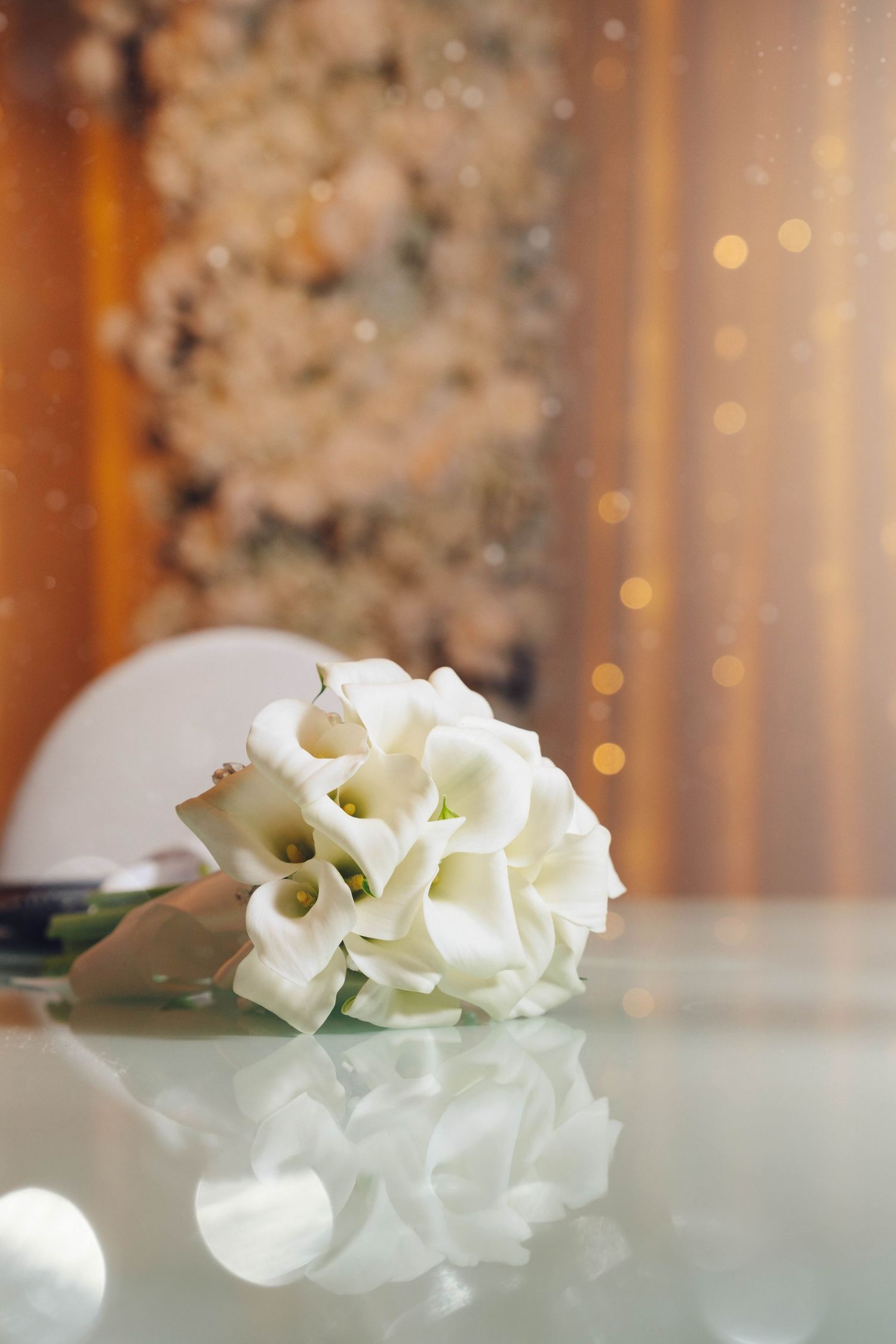 white calla lilies for wedding on the table