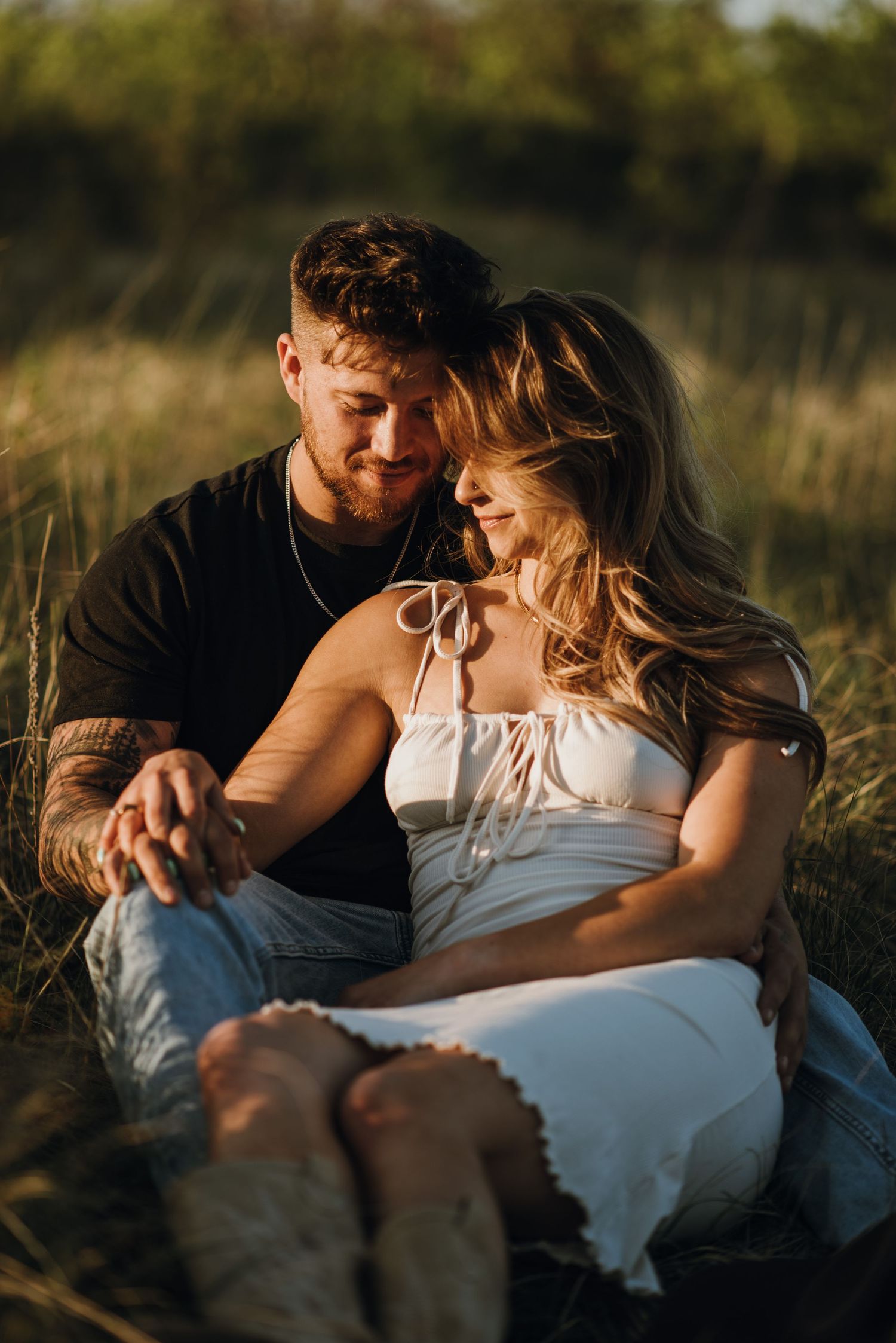 Couple hold eachother in feild