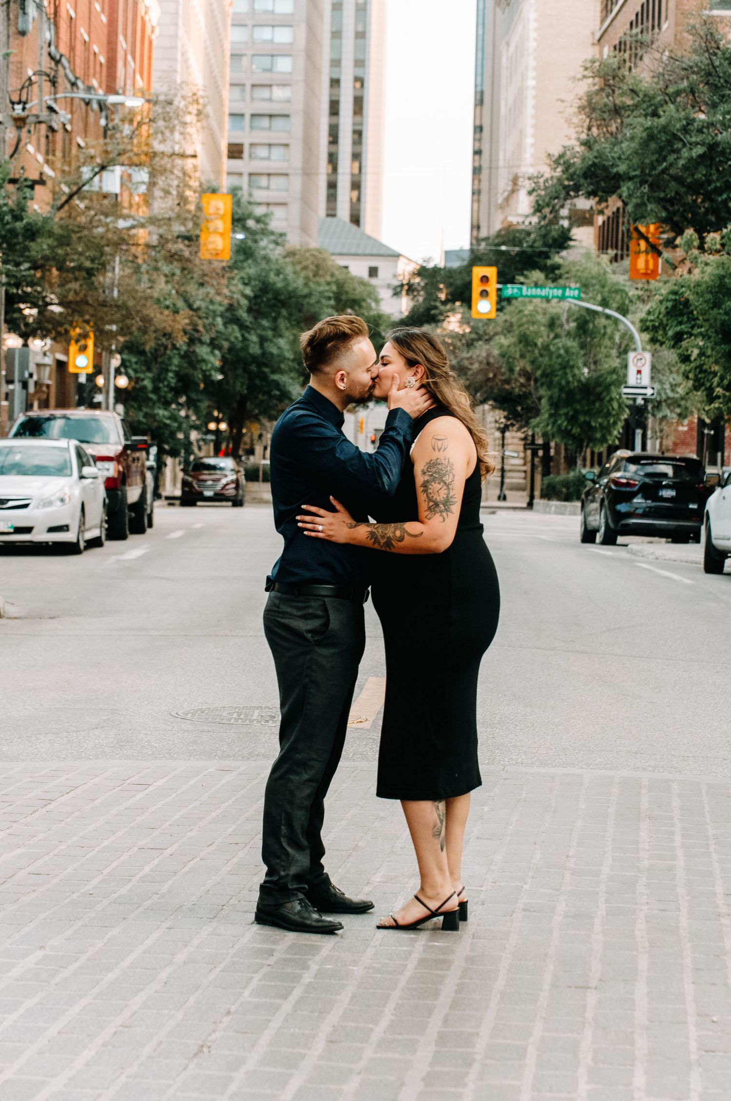 couple kiss in downtown winnnipeg