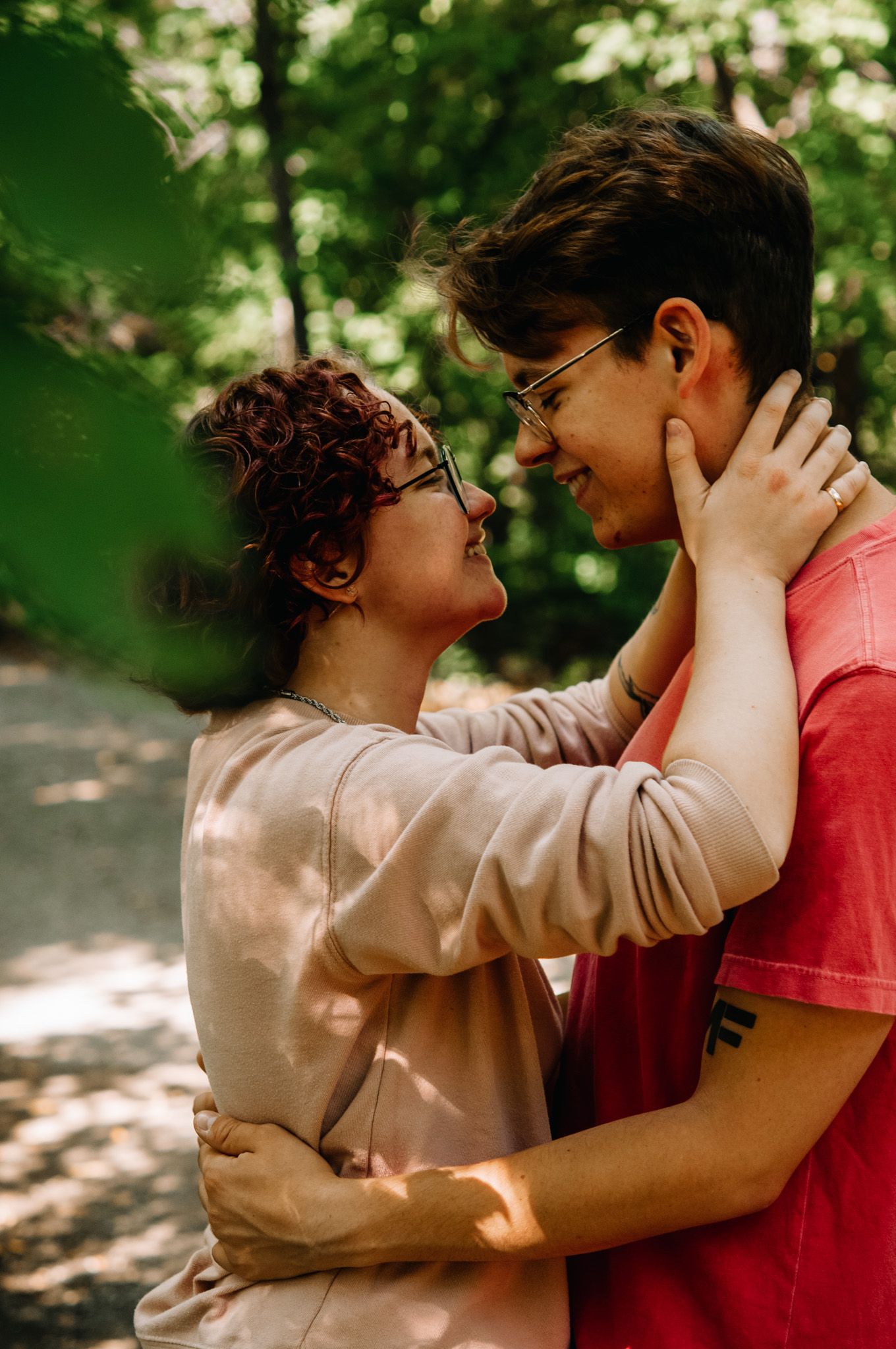 couple leans in for kiss