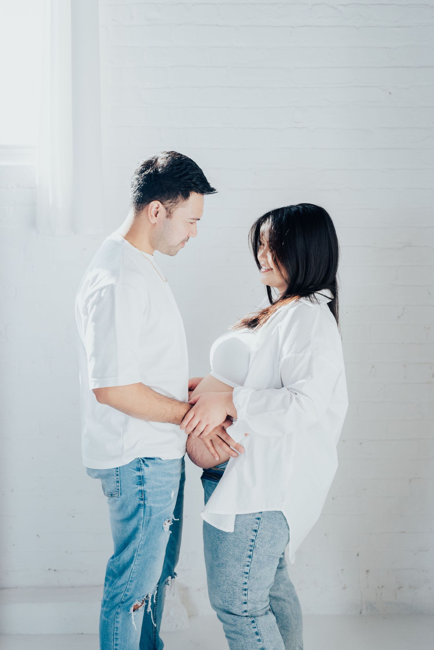 Man holds wifes pregnant stomach