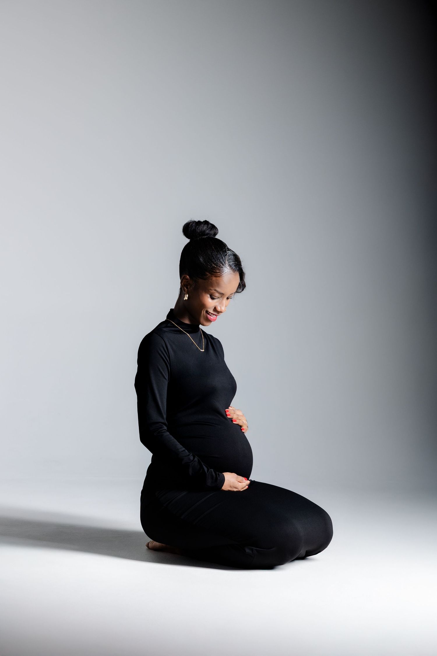 Moody lighting photoshoot with pregnant model