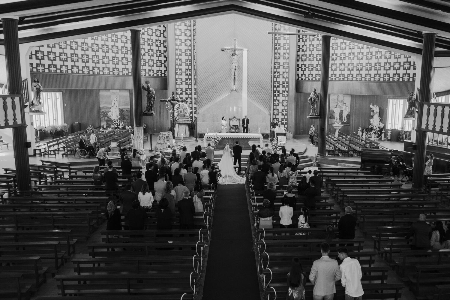 Fotografia da igreja durante um casamento. Vila do Conde
