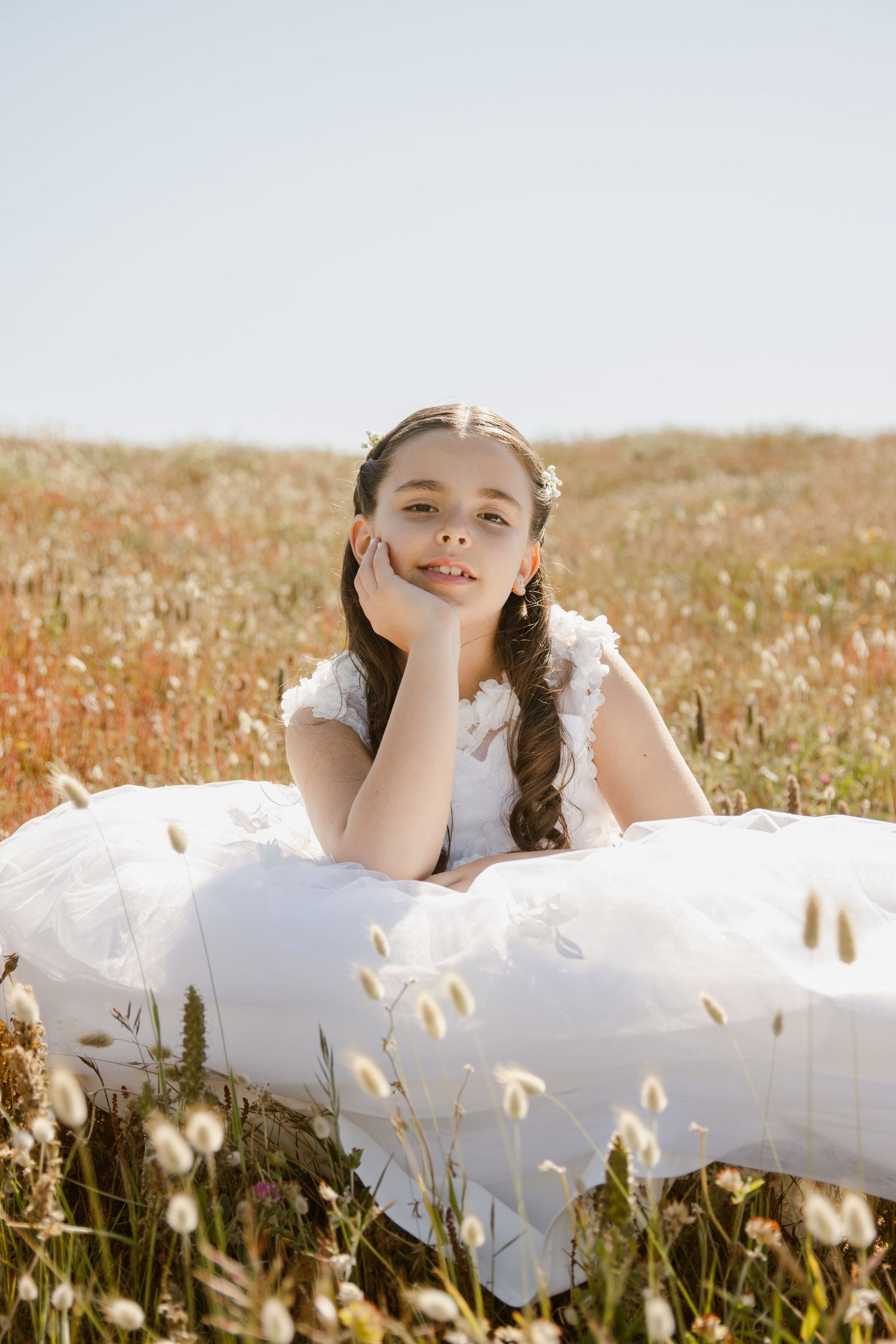 Fotografia de comunhão. Menina de vestido branco, no meio do campo. Azurara, Vila do Conde