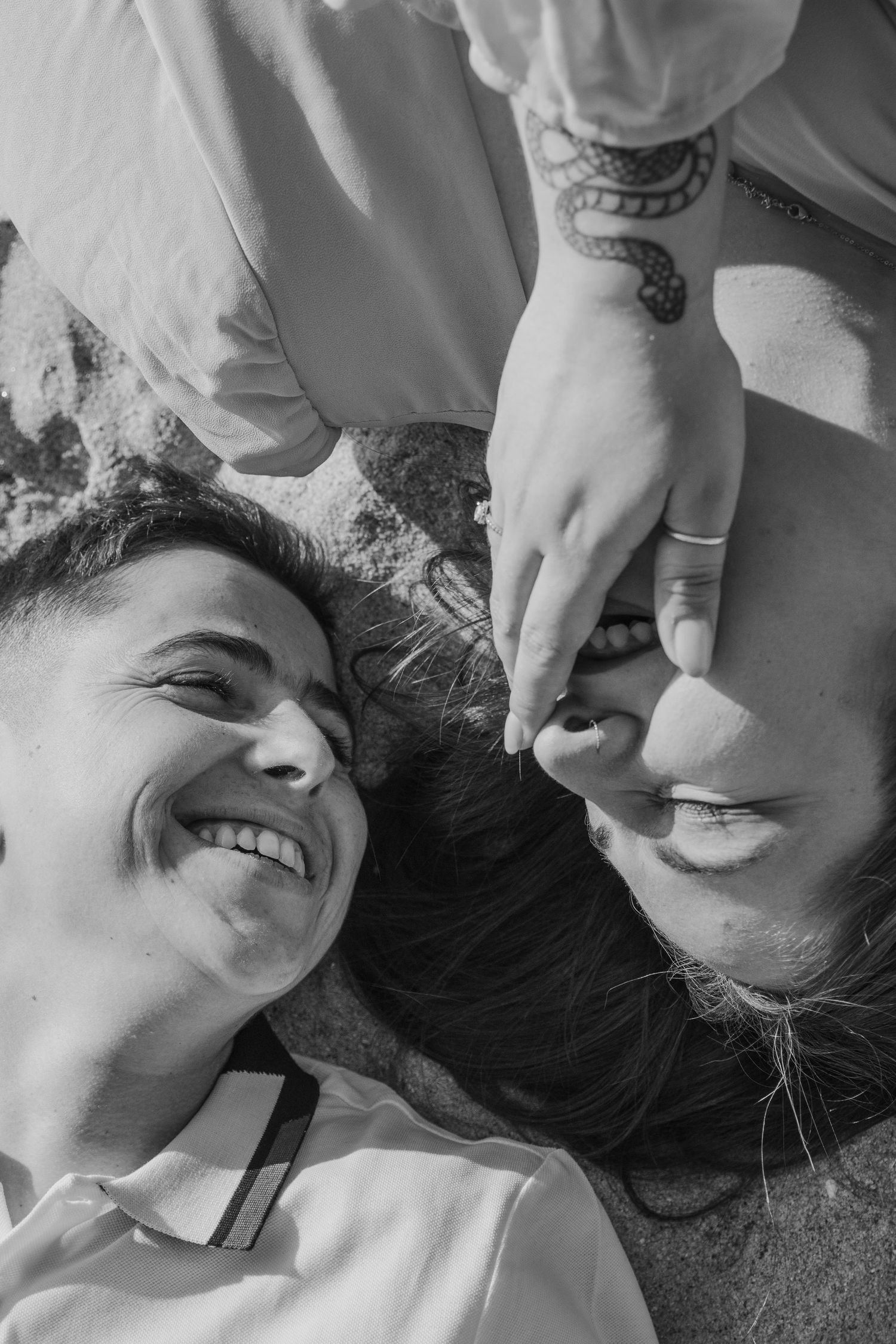 Sessão de namoro na praia. Casal deitado na areia. Póvoa de Varzim