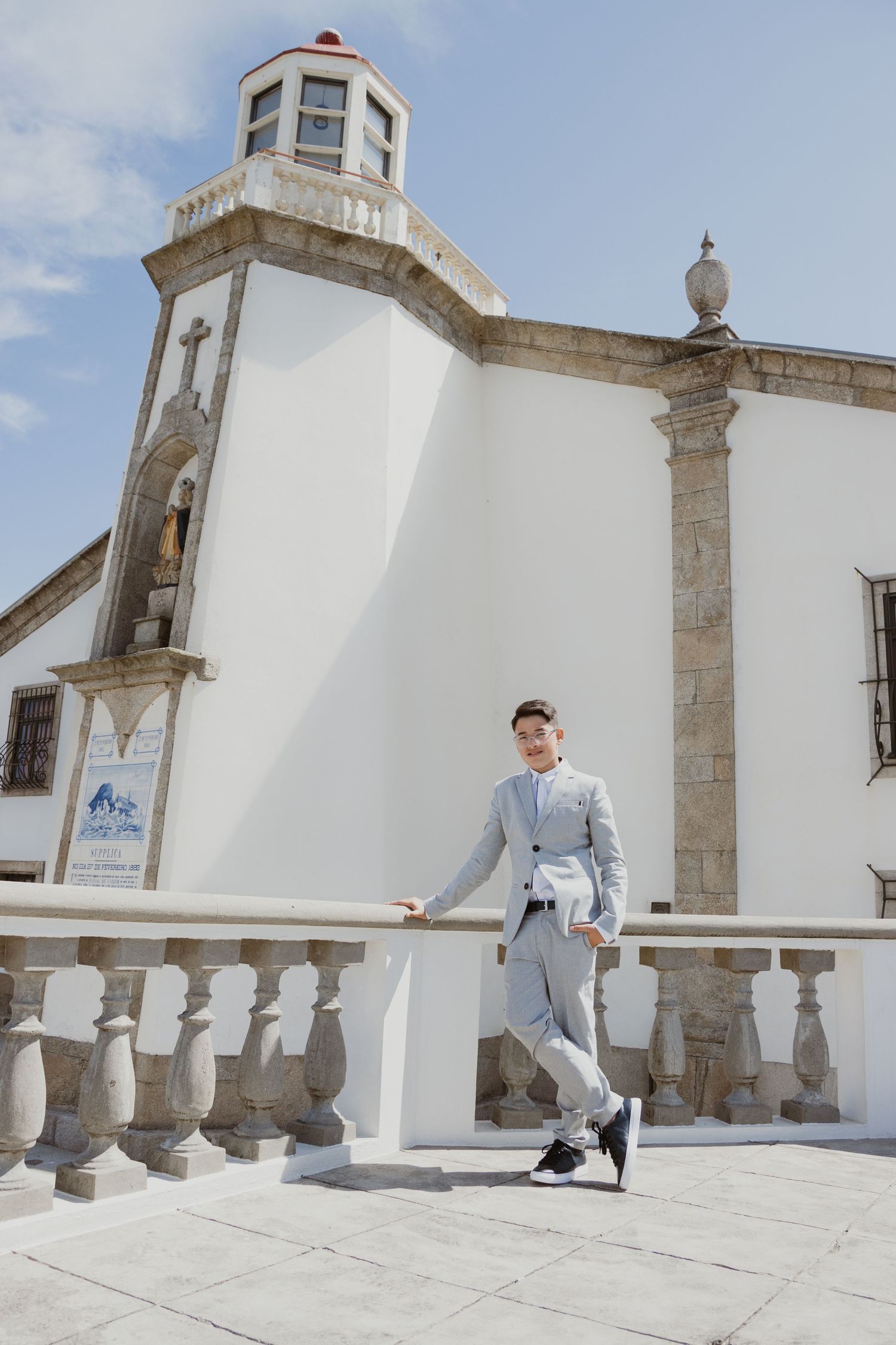 Fotografia de comunhão. Criança em frente a igreja. Póvoa de Varzim