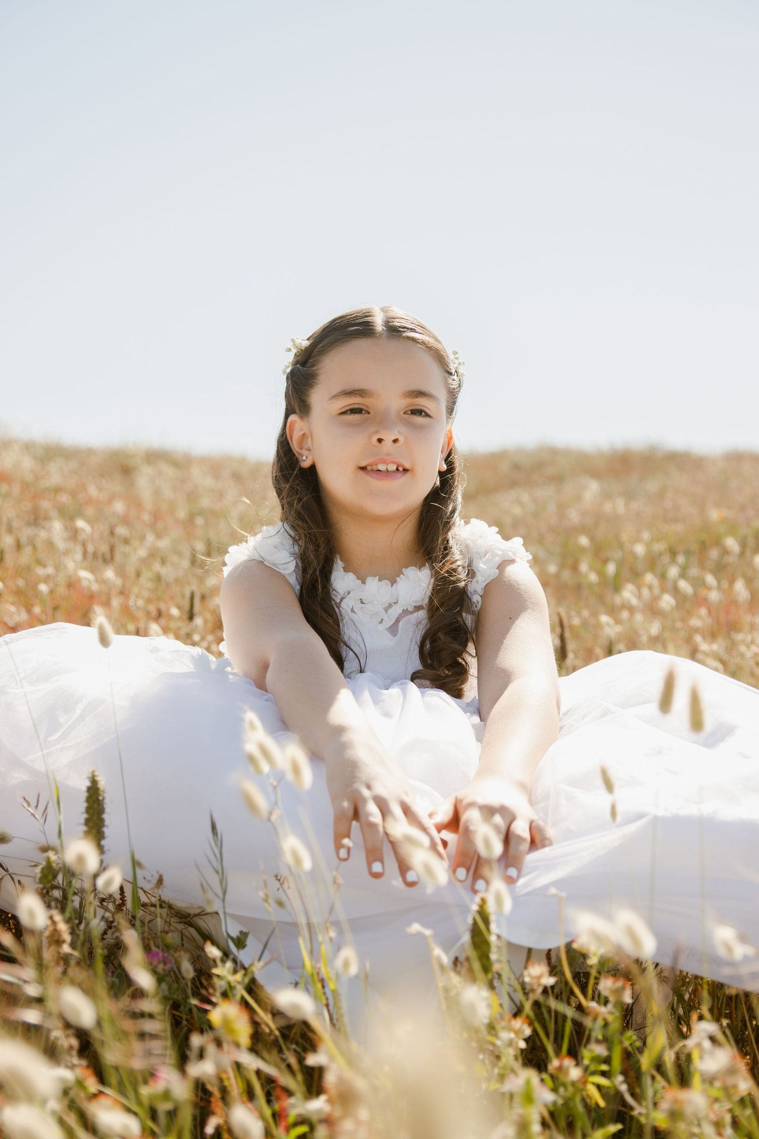 Fotografia de comunhão. Menina de vestido branco, no meio do campo. Azurara, Vila do Conde