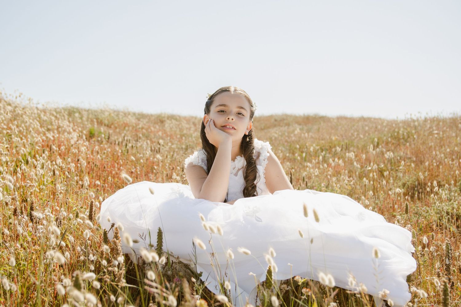 Fotografia de comunhão. Menina de vestido branco, no meio do campo. Azurara, Vila do Conde