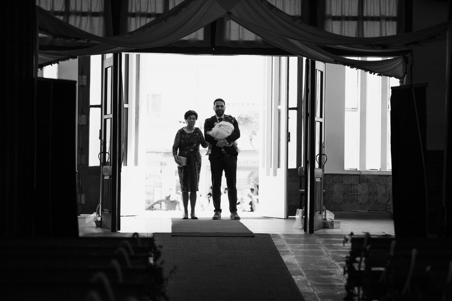 Fotografia de noivo e mãe à entrada da igreja. Vila do Conde