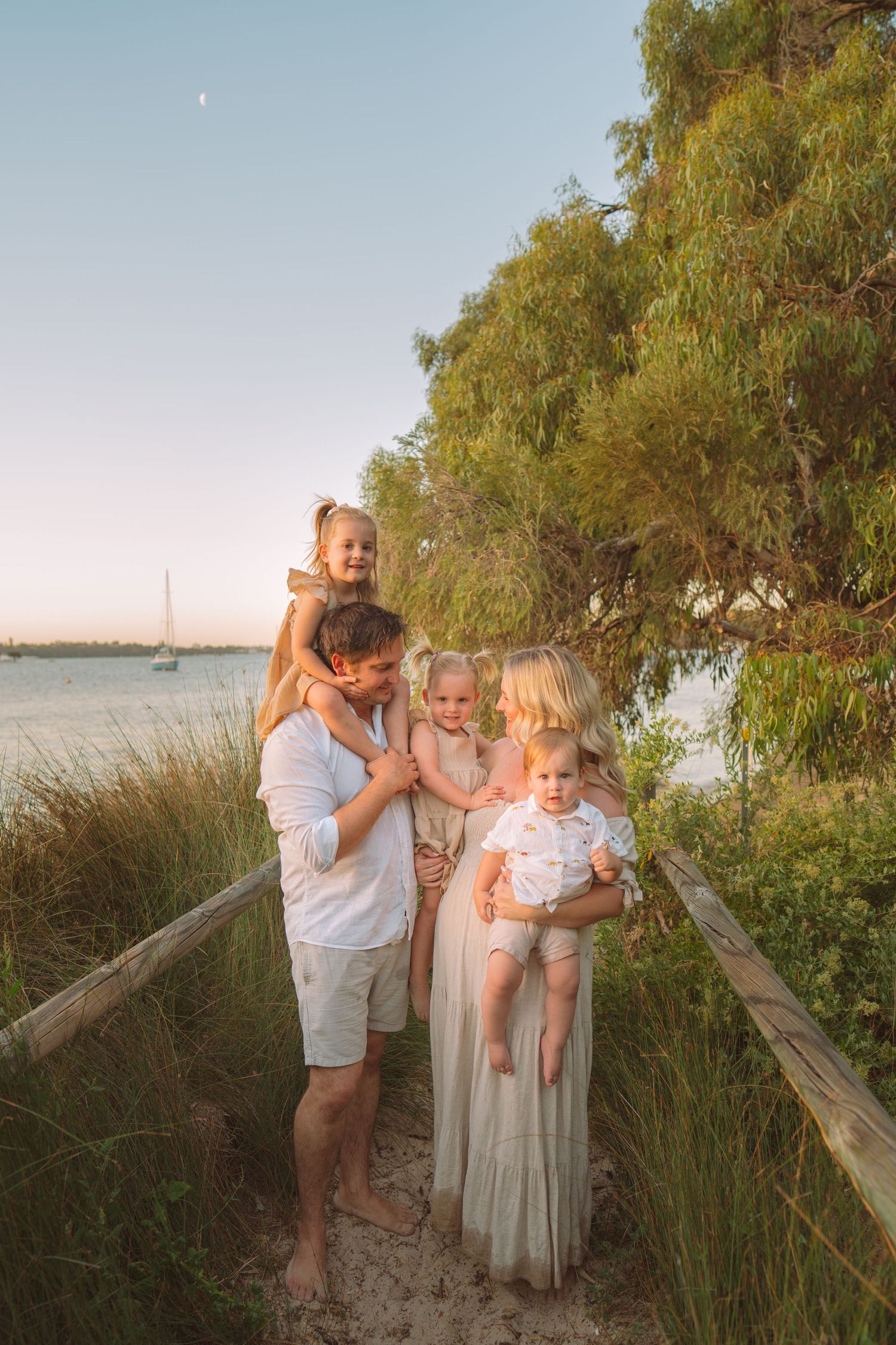 Perth Family Photographer, fun family happy kids perth swan river, laughing kids