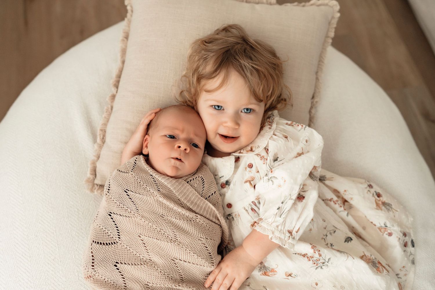 Perth Newborn Photographer, newborn snuggles, canning vale home studio photographer, sleepy newborn, posed newborn, natural light sibling