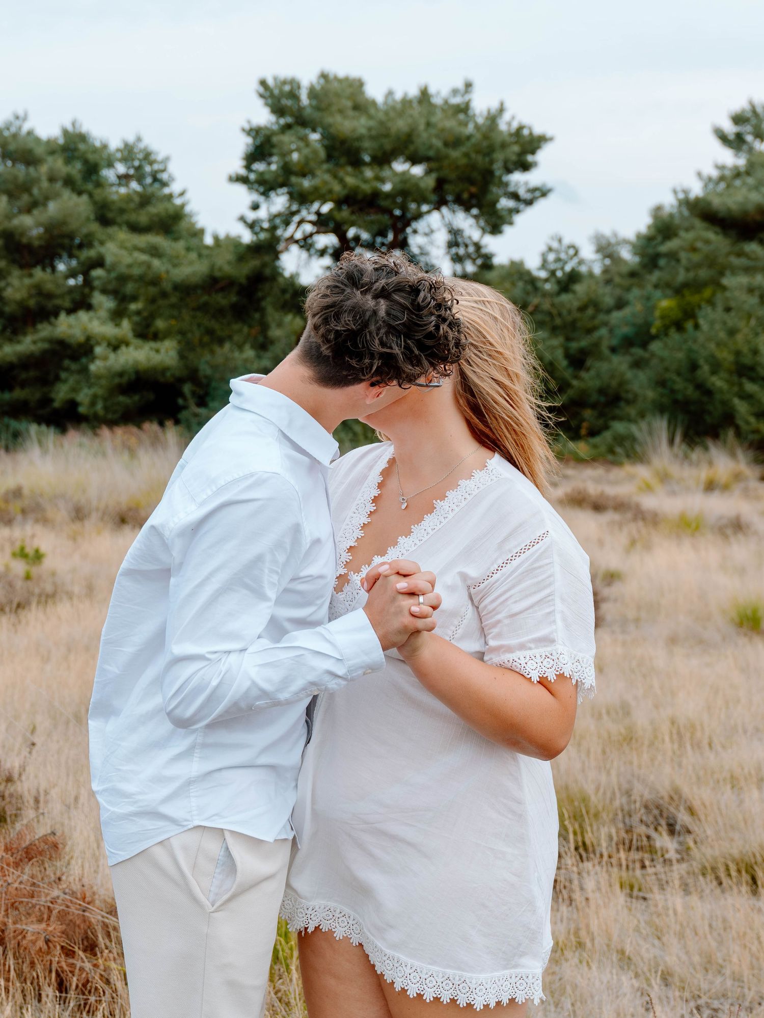 Couple fotoshoot bij Urnenvelden in Weert