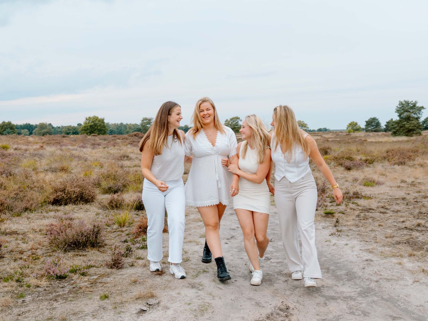 Friends fotoshoot bij Urnenvelden in Weert