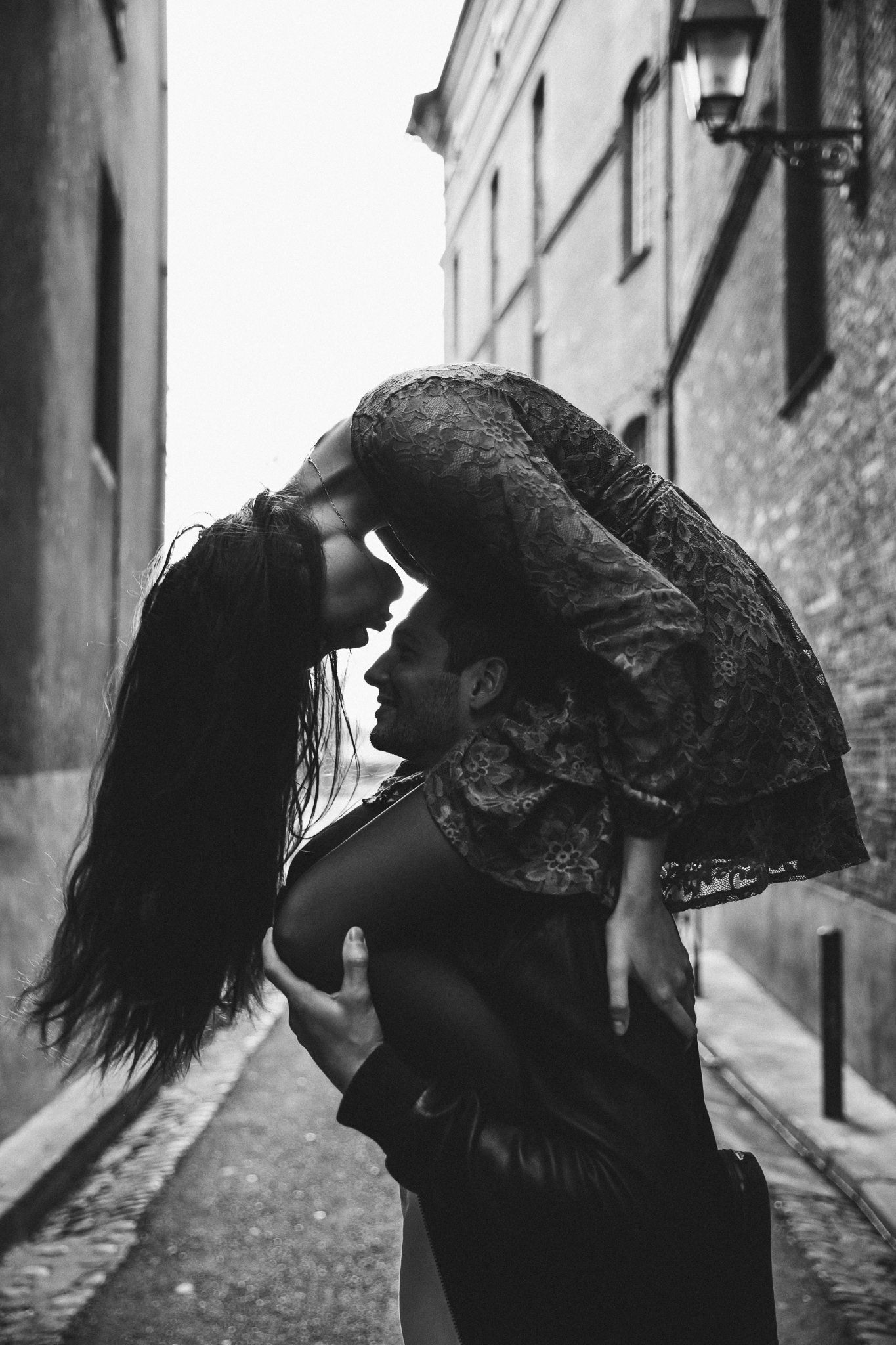 photo de couple en centre ville