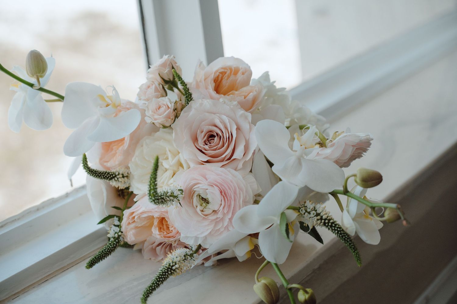 Oahu wedding photographer, rose bouquet inspo. documentary style wedding photographer. pink bouquet inspo wedding photography,