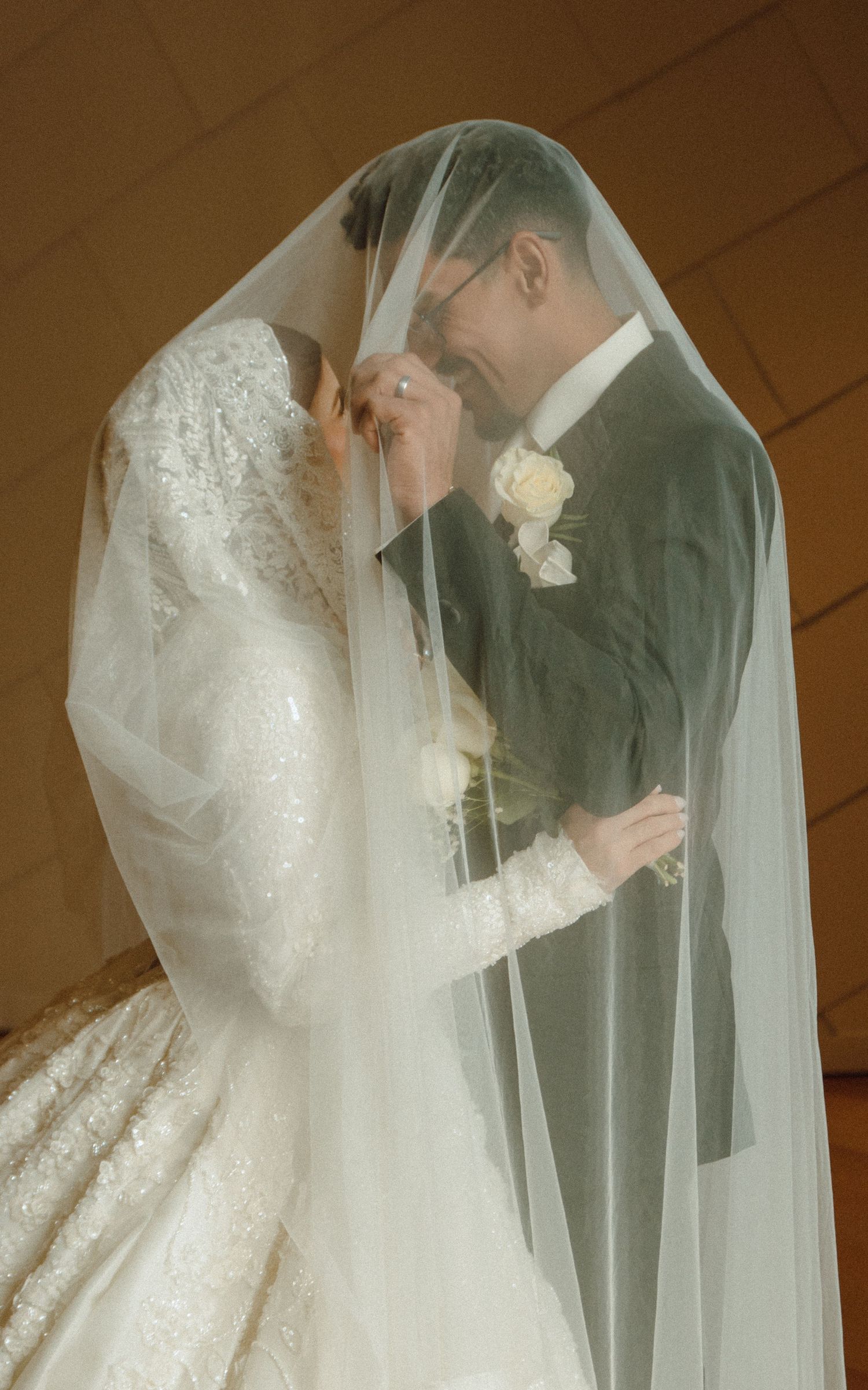 museum wedding portraits. timeless wedding portraits