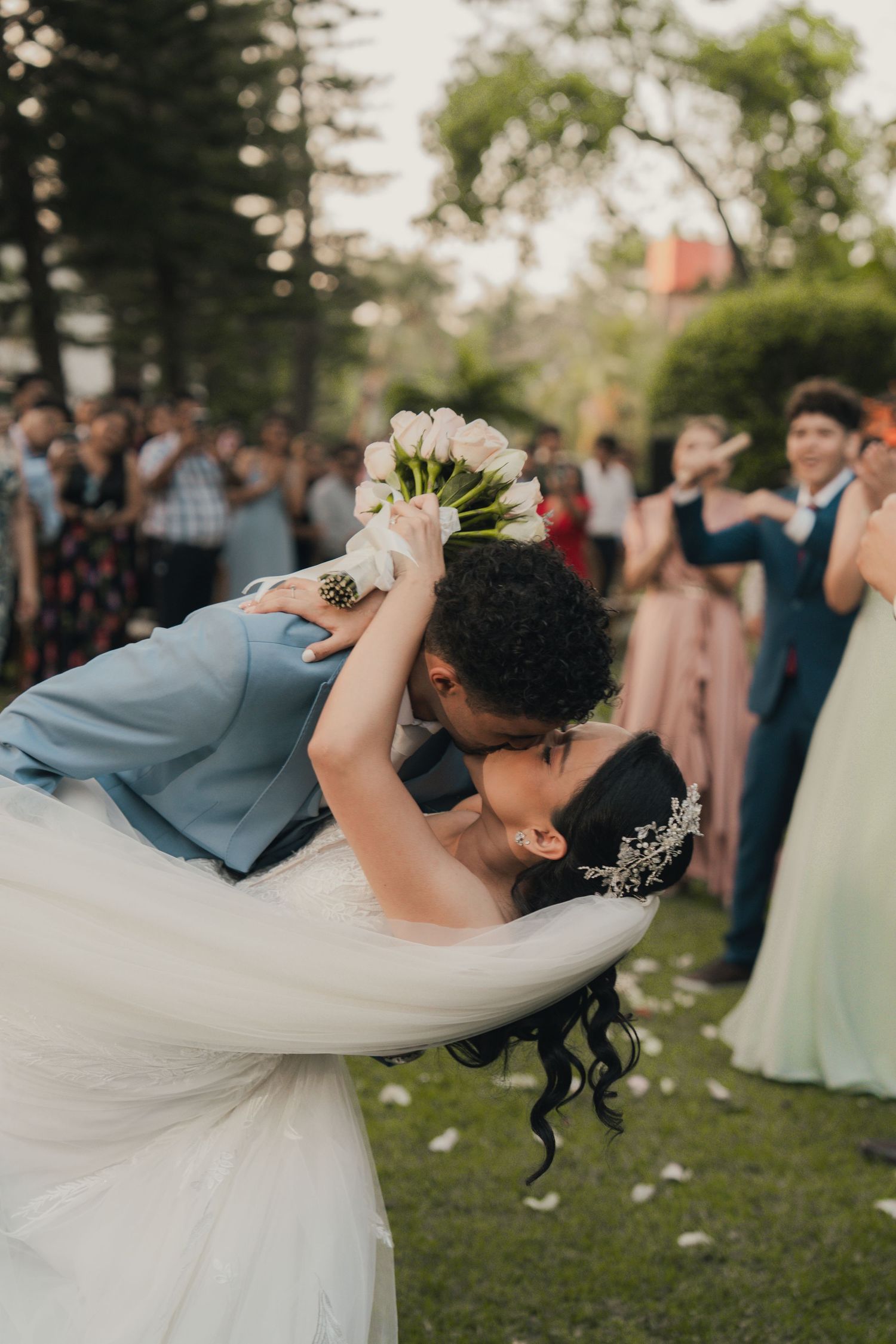 Beso oficial de pareja en ceremonia de boda en lugar campestre en el atardecer. La Floresta, Santa Cruz, bolivia. Foto por Nath Rivas.