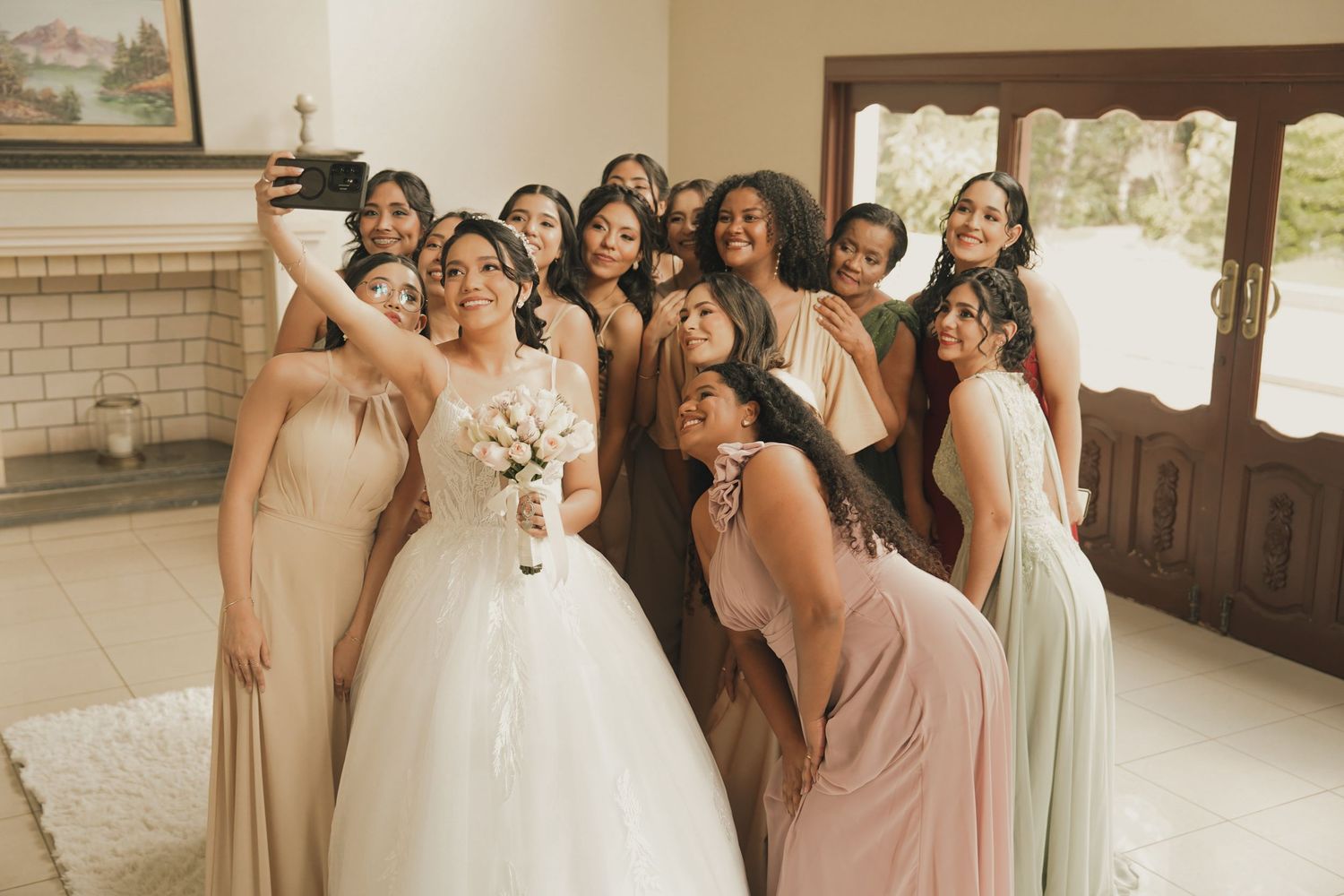 Selfie de novia con sus damas el día de su ceremonia, todas felices y compartiendo la boda campestre en La Floresta, Santa Cruz, Bolivia.