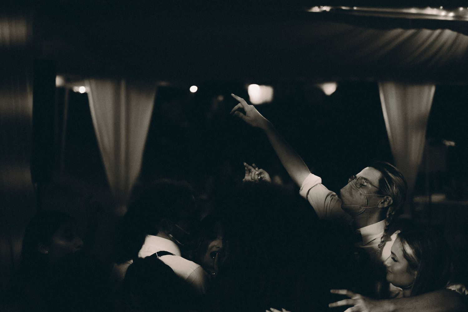 Foto de boda en tiempos de pandemia, persona disfrutando de la fiesta con mascarilla. Foto por Nath Rivas. En Quito Ecuador