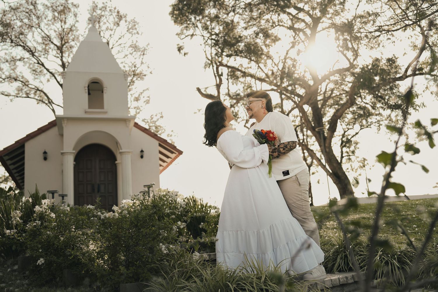 Sesión de atadercer de pareja feliz en lugar campestre. Foto por Nath Rivas. Santa Cruz de la Sierra, Bolivia.