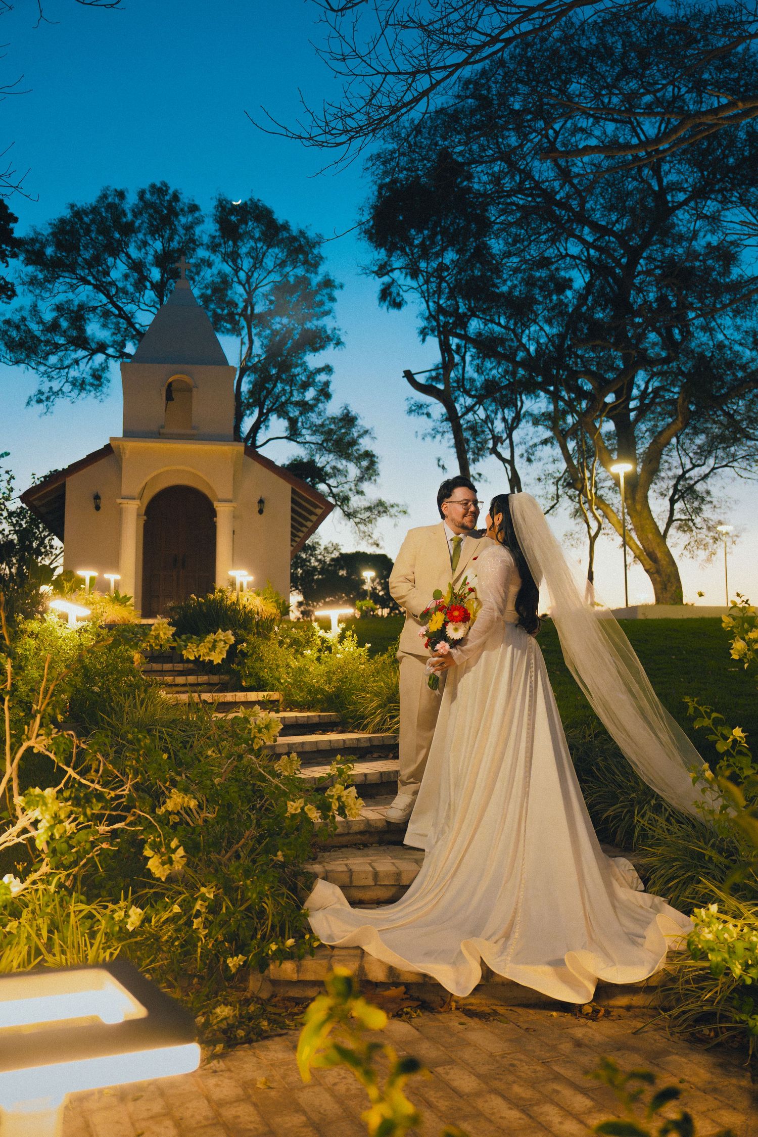 Sesión de pareja feliz en capilla ceremonial, con tonos atardecer y noche. Santa Cruz de la Sierra, Bolivia. Foto por Nath Rivas.