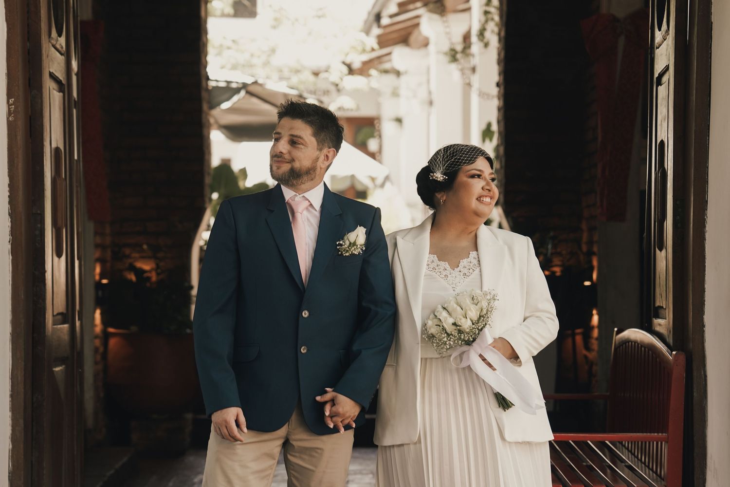 Pareja sonriendo en sesión fotográfica del centro de Santa Cruz de la Sierra, Bolivia. Foto por Nath Rivas.