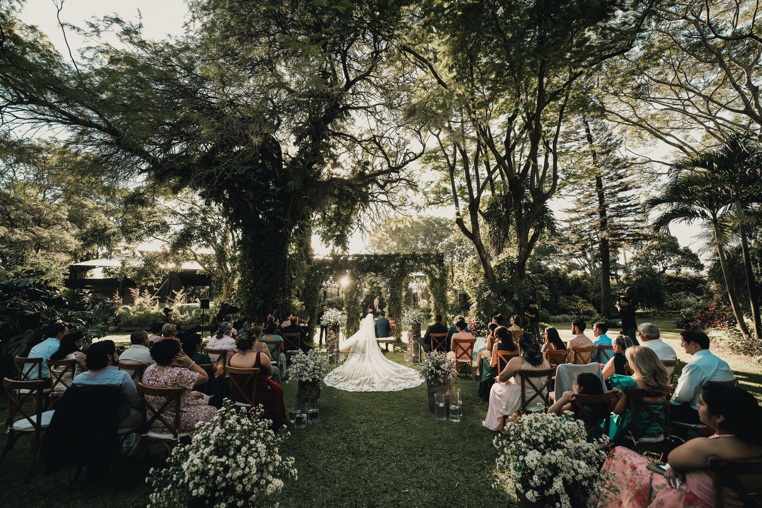 Ceremonia romántica y espiritual en quinta campestre para bodas. Foto del atardecer y el entorno, capturada por Nath Rivas. En Casa Jardín.