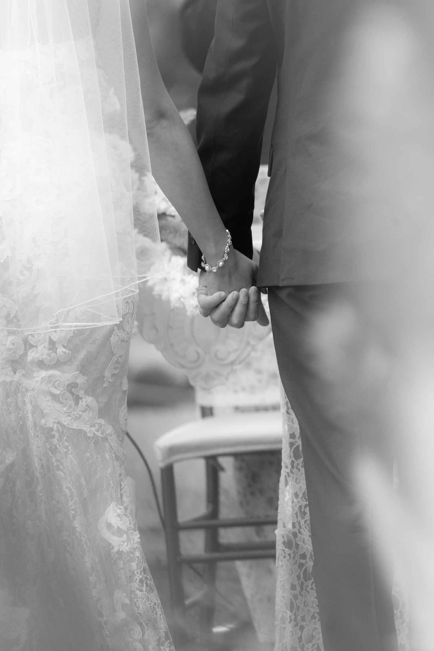 Detalle de boda, novios tomados de la mano en su ceremonia. Foto capturada por Nath Rivas. En Quito, Ecuador.