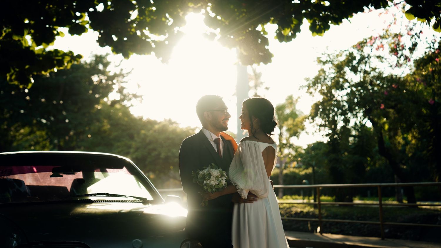 Pareja sobre auto en al atardecer, feliz, ceremonia civil. Santa Cruz de la Sierra. Foto por Nath Rivas.