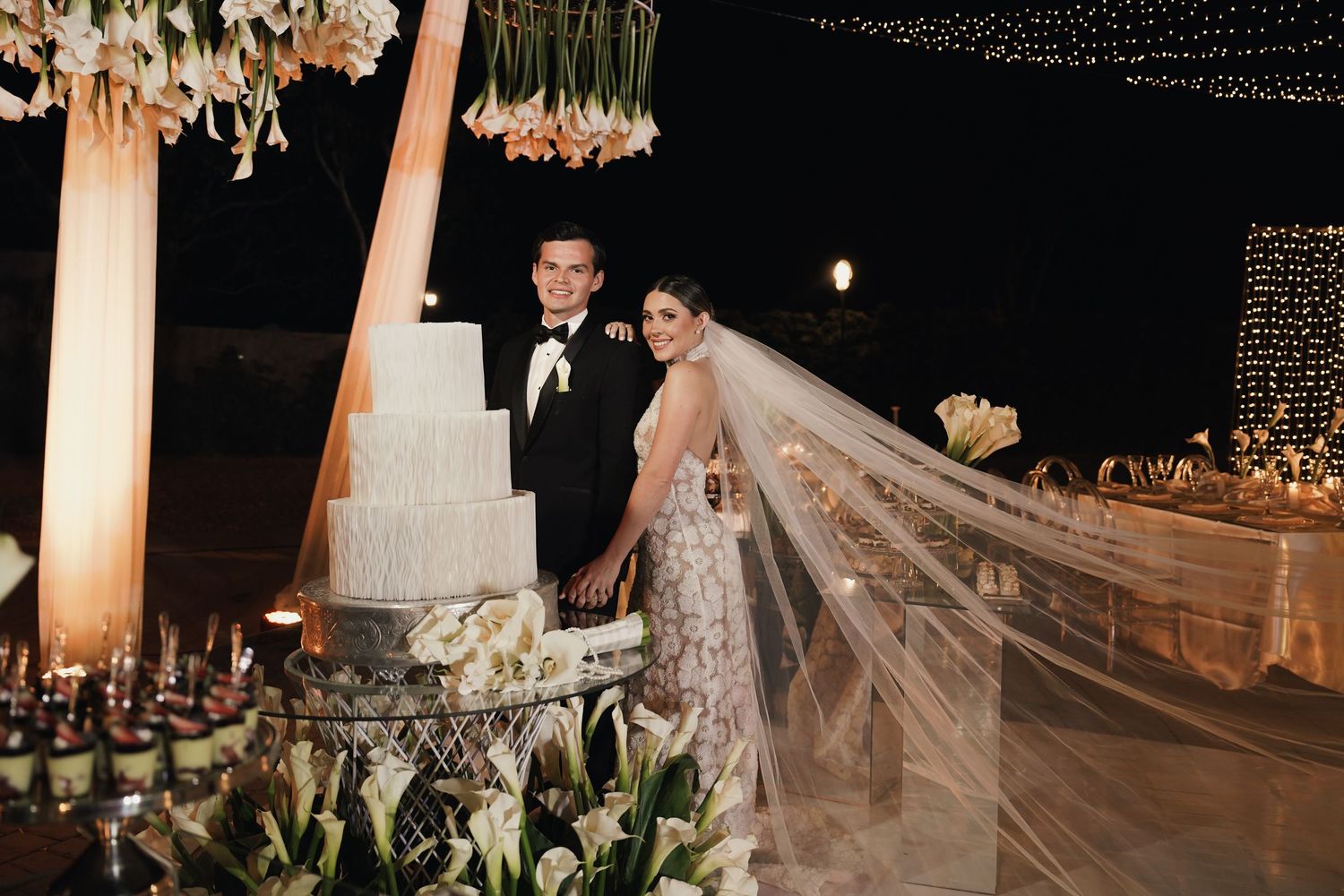 Ceremonia  nocturna de boda elegante. Foto de novios elegantes y sofisticados. Foto por Nath Rivas. En Volares, Santa Cruz, Bolivia.